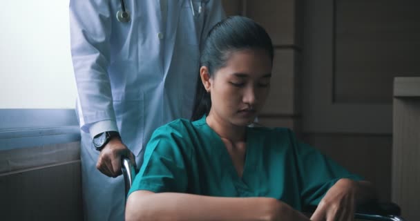 Asiatico Donna Paziente Seduta Sedia Rotelle Ospedale Egli Triste Solitario — Video Stock