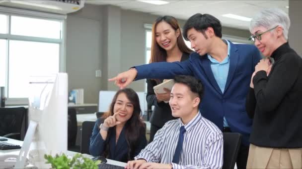 Souriant Jeunes Employés Asiatiques Équipe Affaires Dirigeante Principale Partageant Des — Video