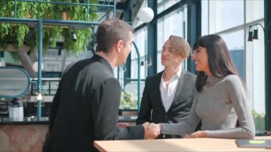 Dostlar selamlaşır selamlaşır selamlaşır selamlaşır dostça tanışır