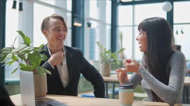 Empresária Sorridente Executiva Equipe Conversando Tendo Reunião Negociação Amigável Profissional — Vídeo de Stock