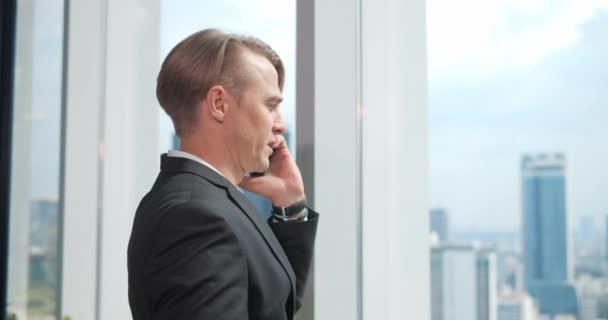 Ofiste Kendine Güvenen Bir Adamı Pencereden Dışarı Bakıyor Önemli Biriyle — Stok video