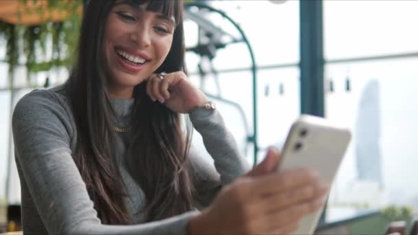 Una Joven Está Teléfono Con Alguien Través Una Videollamada Ella — Vídeo de stock