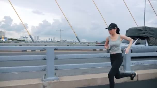 Ajuste Mujer Asiática Con Ropa Deportiva Que Corre Rápido Puente — Vídeos de Stock