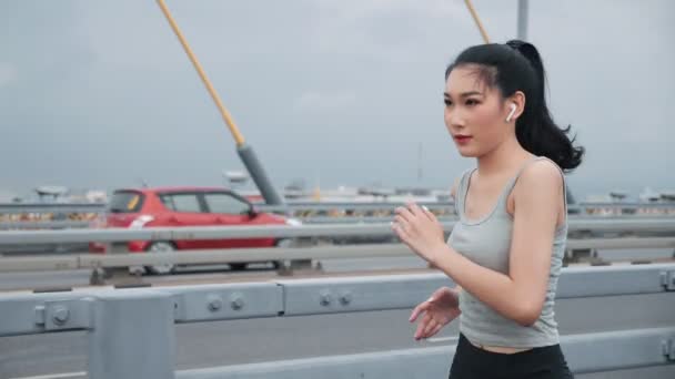 Aziatische Vrouw Draagt Sportkleding Joggen Snelweg Brug Stedelijke Stad Fitness — Stockvideo