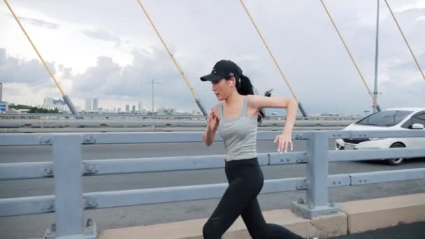 Femme Asiatique Portant Des Vêtements Sport Jogging Sur Autoroute Pont — Video