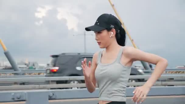 Asiatisk Kvinna Sportkläder Joggar Motorvägsbron Urban City Fitness Aktiviteter Utomhus — Stockvideo