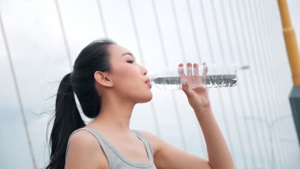 Fitness Aziatische Vrouw Drinken Uit Water Fles Terwijl Rusten Van — Stockvideo