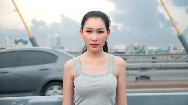 Güzel Asyalı Kadın Kameraya Gülümsüyor Zarif Bir Asyalı Kadının Spor — Stok video