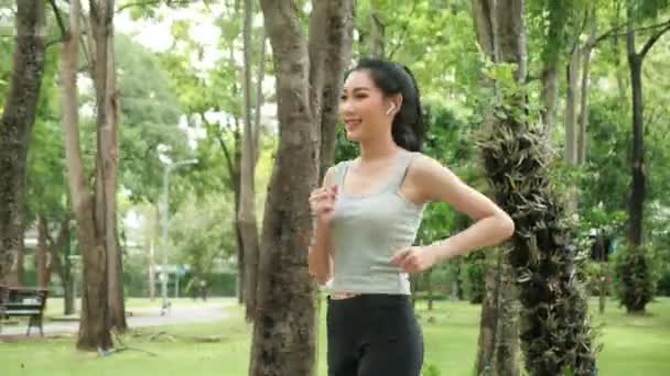 Jogging Femme Asiatique Cours Exécution Dans Parc Verdoyant Sur Belle — Video