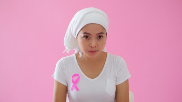 Jong Volwassen Aziatische Vrouw Kanker Patiënt Dragen Hoofddoek Met Roze — Stockvideo