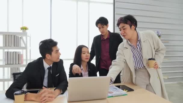 Grupo Jovens Asiáticos Lgbtq Equipe Negócios Pessoas Brainstorm Usando Computador — Vídeo de Stock