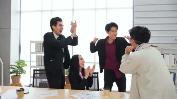 Grupo Jovens Asiáticos Lgbtq Negócio Comemorar Dando Cinco Depois Lidar — Vídeo de Stock
