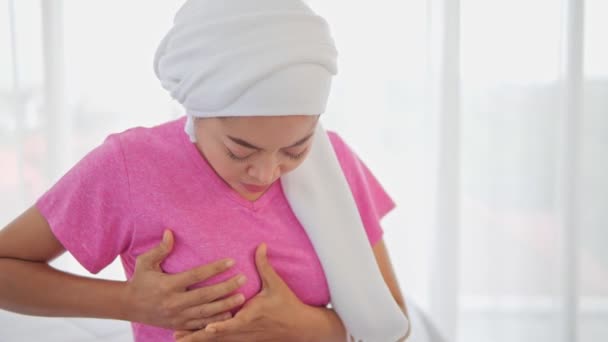白い背景に胸に触れる胸の痛みを持つアジアの女性 不健康な女の子は胸をクラッチ 急性痛みを感じ 心臓発作を恐れて 梗塞や乳がんの症状 — ストック動画