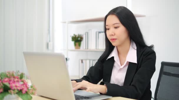 Asijské Obchodní Žena Profesionální Uživatel Pracovník Pomocí Psaní Notebooku Klávesnice — Stock video