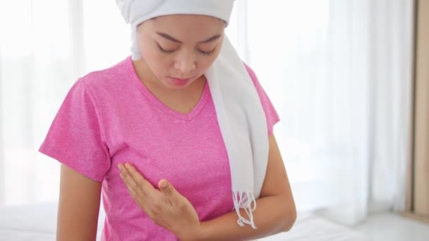 Ασιάτισσα Γυναίκα Που Αγγίζει Τον Καρκίνο Του Μαστού Αυτοεξέταση Των — Αρχείο Βίντεο