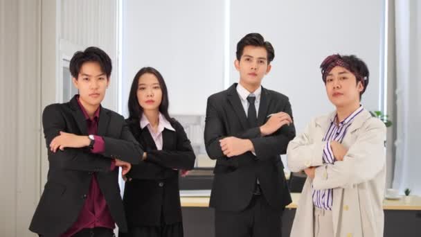 Skupina Asijských Mladých Lgbtq Obchodní Tým Stojící Podívejte Kameru Kancelářském — Stock video