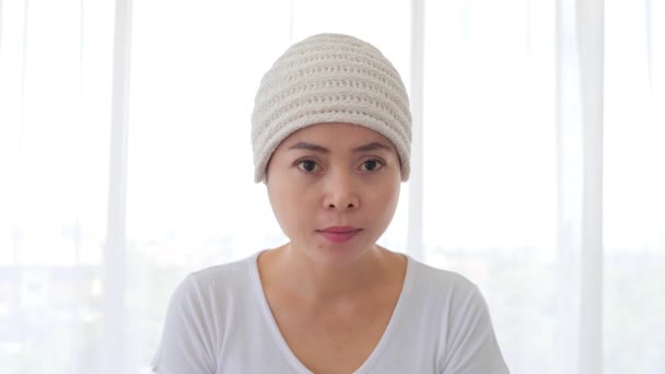 Paciente Asiática Com Câncer Sexo Feminino Usando Lenço Cabeça Sorrindo — Vídeo de Stock