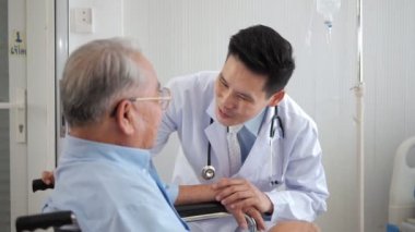 Üst düzey erkek hastaları destekleyen ve neşelendiren Asyalı doktor. Terapist ve yaşlı beyaz saçlı adam, iletişim kuruyor ve tedaviyi tartışıyor.