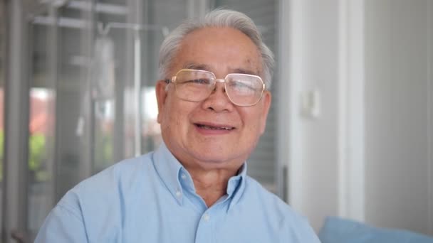 Homem Adulto Idoso Asiático Feliz Olhando Para Câmera Hospital Paciente — Vídeo de Stock