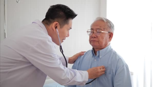 Médico Asiático Verificar Paciente Idoso Hospital Praticante Verificando Batimentos Cardíacos — Vídeo de Stock