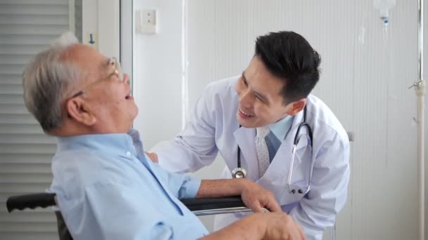 Asiático Homem Médico Dar Ajuda Apoio Deficiente Velho Paciente Sentado — Vídeo de Stock