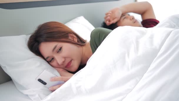 Feliz Sorrindo Mulher Asiática Virou Costas Para Homem Lendo Mensagem — Vídeo de Stock