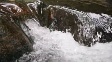 Tropikal nehirde nehir ya da göl şelalesinin yavaş akışı çok doğal. Vahşi dağ nehri berrak akarsu. Taştan kayaların aktığı gevezelik eden bir dere. Doğal koruma kavramı.
