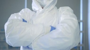 Viroloji laboratuvarında koruyucu giysi, gözlük ve solunum cihazında Asyalı portre virologu. Covid-19 küresel koronavirüs salgını önleme.