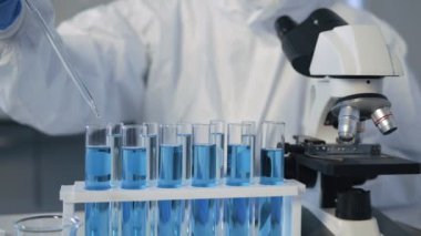Bilim insanları Covid-19 virüsünü laboratuvar ya da hastanede hastalıkları araştırmak ve tedavi etmek için bilim tüplerini kullanarak test ediyorlar. Tıbbi tedavi kavramları, bilim laboratuvarı araştırma ve geliştirme kavramı.