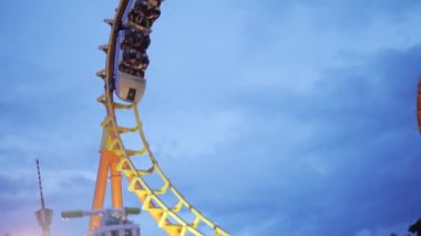 Akşamları eğlence parkında lunapark hız treni. Hafta sonu aktiviteleri.