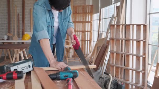 木匠用手工锯木工艺生产建筑材料或木制家具 这位年轻的亚洲木匠用工具做手工 Diy制造商和木工概念 — 图库视频影像