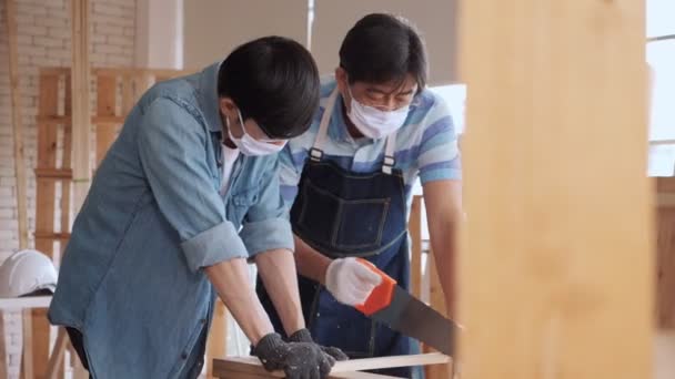 Asiatique Homme Charpentier Formation Montrant Apprenti Comment Utiliser Sciage Main — Video