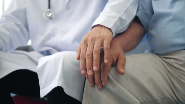 Doutor Veste Mão Uniforme Branca Ajuda Sênior Paciente Avô Expressa — Vídeo de Stock