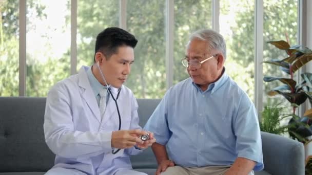 Asiatico Uomo Medico Utilizzare Stetoscopio Ascoltare Cuore Anziano Uomo Paziente — Video Stock