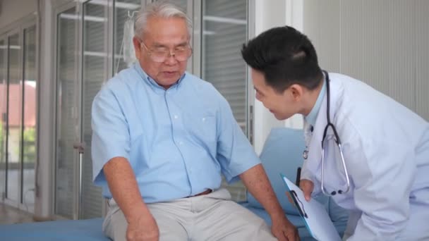 Asiático Médico Cuidador Auxiliar Enfermagem Cuidar Sorrindo Avô Deficiente Sênior — Vídeo de Stock