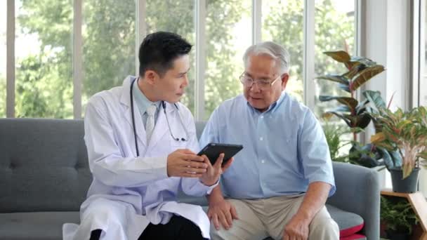 Homem Asiático Médico Profissional Mostrando Resultado Teste Médico Explicando Prescrição — Vídeo de Stock