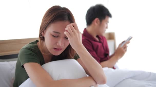 Азійське Подружжя Свариться Ліжку Розстроєне Подружжя Сперечається Має Подружні Проблеми — стокове відео