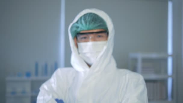 Азиатский Портрет Вирусолог Медицинский Работник Защитном Костюме Вирусологической Лаборатории Очках — стоковое видео