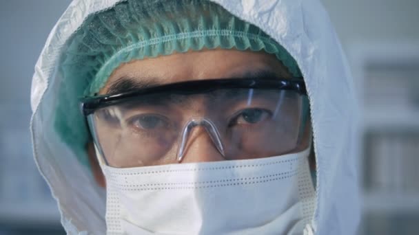 Portrét Sebevědomého Asijského Lékaře Muže Tvář Pohled Kameru Zblízka Oči — Stock video