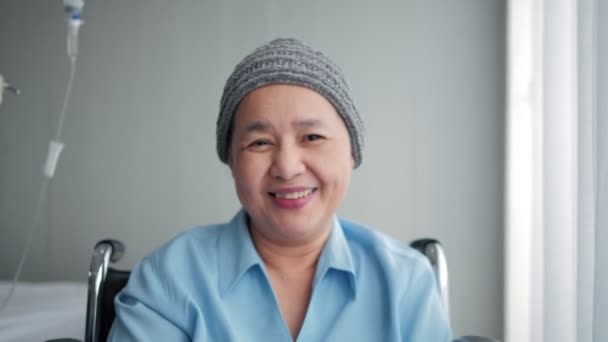 Portrét Usměvavé Starší Asijské Ženy Sedící Invalidním Vozíku Rakovinou Nosí — Stock video