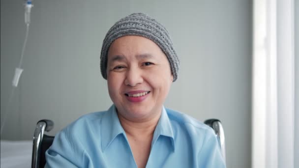 Portrét Usměvavé Starší Asijské Ženy Sedící Invalidním Vozíku Rakovinou Nosí — Stock video