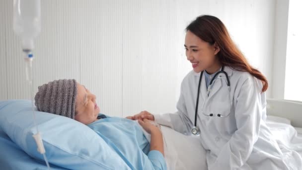 Заботливый Азиатский Врач Посещает Пожилую Женщину Пациентки Больничной Койке Дружелюбный — стоковое видео