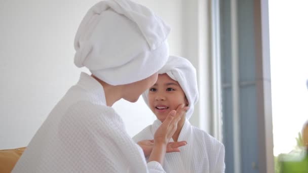 母亲和女儿在脸上涂了血清 家庭美容疗法 早上的日常护理 青少年皮肤问题 — 图库视频影像
