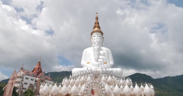 Fem Vita Buddhor Vid Wat Phra Thad Pha Son Kaew — Stockvideo