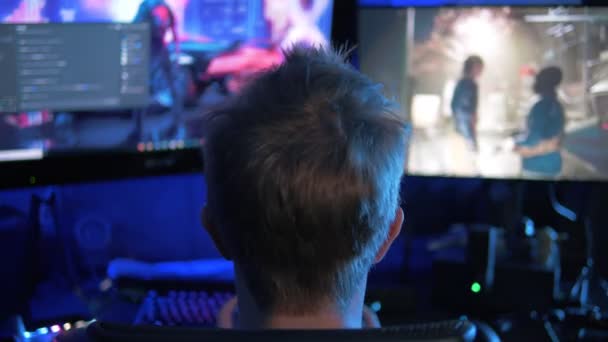 Zadní Pohled Gamer Dává Jeho Sluchátka Začne Hrát Online Videohry — Stock video