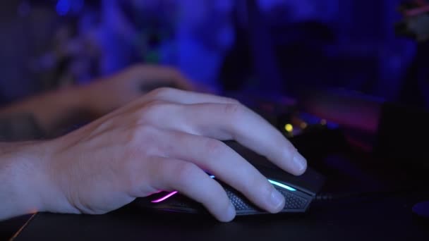 Close Nas Mãos Homem Gamer Jogando Jogo Computador Usando Mouse — Vídeo de Stock