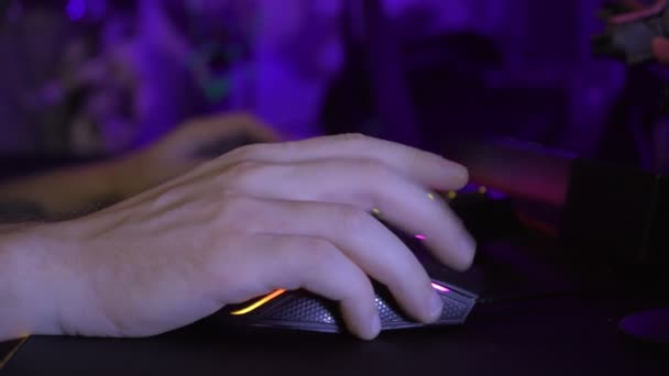 Крупный План Руках Игрока Играющего Компьютерную Игру Помощью Мыши Клавиатуры — стоковое видео