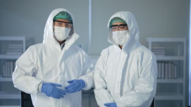 Retrato Dos Científicos Asiáticos Con Gafas Protección Bata Blanca Mirando — Vídeo de stock