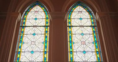 Vitraylı kilise penceresi ışığı. Işığı görmek için kavram, ışık kilisenin penceresinden geçerken, Kutsal Haç. Güçlü din, inanç ve umut kavramı