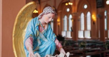 Roma Katolik Kilisesi 'ndeki kutsal kadın heykelleri. İnsanların ziyaret edip ibadet etmeleri için güzel ve kutsal süslemeleri var..